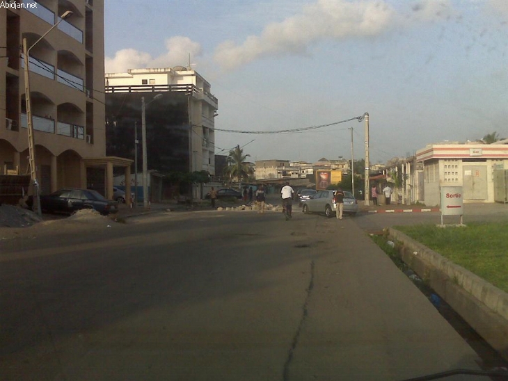 Les insurgés progressent dans Abidjan, les habitants plongés dans la peur